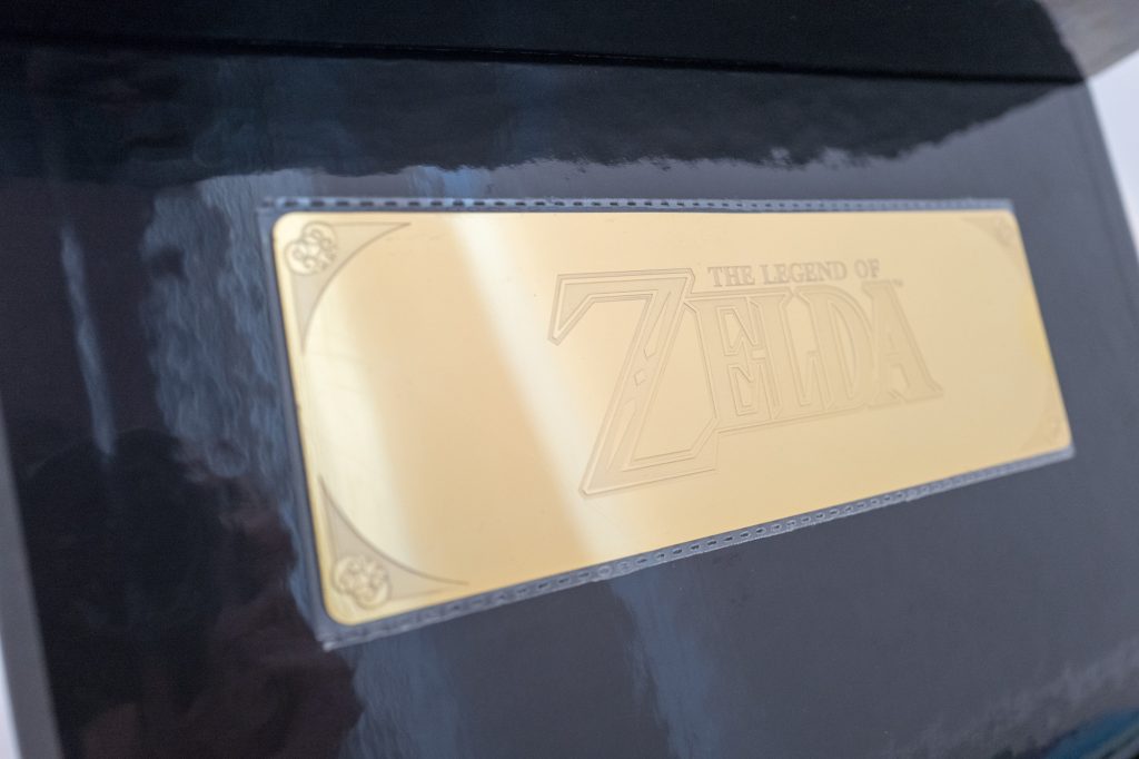The Legend of Zelda book box set - Gold Zelda plate
