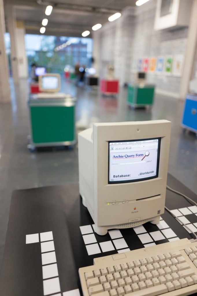 Macintosh color - 64 Bits - An Exhibition of the webs lost past